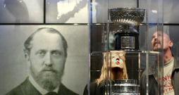 Lorda Stenlijs attēls un oriģinālais Stenlija kauss Toronto Hokeja slavas zālē 2005. gada 14. februārī.