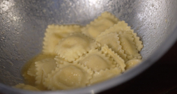 Pelmeņi ar karamelizētu sviestu. Pelmeņi ar karamelizētu sviestu.