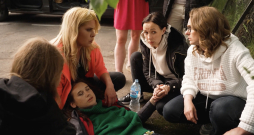 "Caur ērkšķiem uz…" dalībniece Dace negaidīti saļimst. "Caur ērkšķiem uz…" dalībniece Dace negaidīti saļimst.