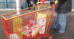 Lai patērētāji varētu salīdzināt cenas, trīs lielveikalu ķēdēm katru dienu Centrālajai statistikas pārvaldei jāsniedz dati par noteiktām precēm – bieži lietotiem pārtikas produktiem, kas nepieciešami ikdienas uzturvielu uzņemšanai.