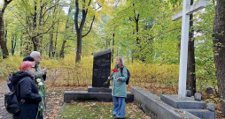Piemiņas brīdis pie Latvijas Nacionālo partizānu apvienības piemiņas akmens un krusta šoruden. Šajā kapu daļā varētu atrasties vismaz ap 170 cietumā mirušo un nogalināto personu, kas padomju okupācijas gados arestētas pēc "politiskajiem" pantiem.