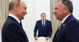 Krievijas diktators Vladimirs Putins (no kreisās) tiekas ar ASV prezidenta īpašo sūtni Stīvu Vitkofu. Trampa sūtnis Vitkofs šogad jau vairākkārt viesojies pie Putina, bet neizskatās, ka ASV mēģinātu izdarīt spiedienu uz Krievijas vadoni. Daudz lielākas prasības tiek izvirzītas Ukrainai.