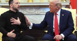 Ukrainas prezidents Volodimirs Zelenskis mēģina aizstāvēties pret ASV prezidenta Donalda Trampa uzbrukumiem, bēdīgi slavenās tikšanās
laikā 28. februārī Vašingtonā. Tramps nekad nav atļāvies šādu uzvedību pret Putinu vai citiem Krievijas pārstāvjiem. Ukrainas prezidents Volodimirs Zelenskis mēģina aizstāvēties pret ASV prezidenta Donalda Trampa uzbrukumiem, bēdīgi slavenās tikšanās
laikā 28. februārī Vašingtonā. Tramps nekad nav atļāvies šādu uzvedību pret Putinu vai citiem Krievijas pārstāvjiem.