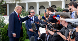 ASV prezidents Donalds Tramps sarunājas ar žurnālistiem. ASV prezidents Donalds Tramps sarunājas ar žurnālistiem.