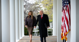 ASV prezidents Donalds Tramps ar kundzi.