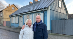 Atjaunotais nams Jūras ielā 5a patīkami izceļas gan ar perfekto fasādes apdari, gan izvēlēto toni. Attēlā: Acīmredzami, ka Ruta un Ģirts ar savu veikumu ir apmierināti.