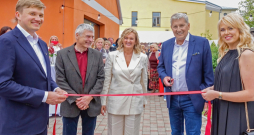 Šovasar abiem atjaunotajiem namiem sarīkota atklāšana. Attēlā: svinīgajā atklāšanas brīdī – Zinta un Ģirts Štekerhofi (no labās
vidū), viņu vecākais dēls Kārlis (pirmais no kreisās) un vedekla Madara (pirmā no labās).