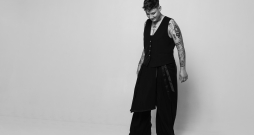 Dziedātāja EMILIJA. Dziedātāja EMILIJA.