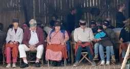 Lienas Šmukstes sajūtu izrādē "Mūžīgais ritums" skatītājiem ir labprātīgi jāaizsien acis.