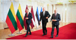 Latvijas Valsts prezidents Edgars Rinkēvičs (no kreisās), Lietuvas prezidents Gitans Nausēda un Igaunijas prezidents Alars Kariss Rīgas pilī. Latvijas Valsts prezidents Edgars Rinkēvičs (no kreisās), Lietuvas prezidents Gitans Nausēda un Igaunijas prezidents Alars Kariss Rīgas pilī.