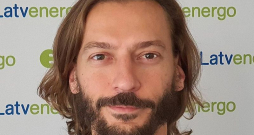 Guntis Lūsis, AS "Latvenergo" vairumtirdzniecības direktors: "Vairāku biržas operatoru paralēla darbība neizmaina elektroenerģijas cenas aprēķinu un noteikti neietekmē elektroenerģijas cenas. "Latvenergo" turpinās pamatdarbību "Nord Pool" biržā un pagaidām nav plānojusi šo tirgus platformu mainīt." Guntis Lūsis, AS "Latvenergo" vairumtirdzniecības direktors: "Vairāku biržas operatoru paralēla darbība neizmaina elektroenerģijas cenas aprēķinu un noteikti neietekmē elektroenerģijas cenas. "Latvenergo" turpinās pamatdarbību "Nord Pool" biržā un pagaidām nav plānojusi šo tirgus platformu mainīt."