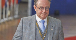 Beļģijas premjerministrs Barts de Vēvers 23. oktobrī, apmeklējot Eiropas Savienības līderu sanāksmi Briselē. Viņš atzinis, ka Krievijas iesaldēto aktīvu jautājumā Beļģija izjūtot "neticamu" spiedienu. Piekāpties Beļģijas valdības vadītājs tomēr neesot gatavs. Beļģijas premjerministrs Barts de Vēvers 23. oktobrī, apmeklējot Eiropas Savienības līderu sanāksmi Briselē. Viņš atzinis, ka Krievijas iesaldēto aktīvu jautājumā Beļģija izjūtot "neticamu" spiedienu. Piekāpties Beļģijas valdības vadītājs tomēr neesot gatavs.