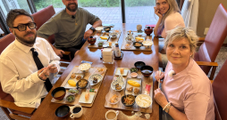 “Četri uz koferiem” Japānā.