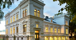 Ventspilnieki raduši ēku Kuldīgas ielā 63 saukt par Grīnberga māju, nu viņiem būs jāielāgo arī nosaukums “Villa Langberg”. Pie ieejas
piestiprinātas plāksnes ar informāciju par abiem īpašniekiem.