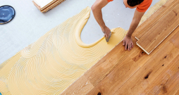 Pielīmējot atsevišķus grīdas segumus pie pamatnes, iespējams paildzināt seguma kalpošanas laiku. Pielīmējot atsevišķus grīdas segumus pie pamatnes, iespējams paildzināt seguma kalpošanas laiku.