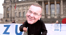 Parlamenta lēmums izsaucis plašus protestus – 90 Vācijas pilsētās pulcējās skolēni, protestējot pret brīvprātīgā militārā dienesta atjaunošanu. Parlamenta lēmums izsaucis plašus protestus – 90 Vācijas pilsētās pulcējās skolēni, protestējot pret brīvprātīgā militārā dienesta atjaunošanu.