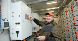 ZS "Vec-Kurmji" saimnieks Jānis Freimanis novietnes tehniskajā telpā ir gandarīts par saules paneļu ražotās elektroenerģijas uzkrāšanu akumulatoros rādītājiem. Vasaras mēnešos saimniecībai pietiek ar savu ražoto elektroenerģiju.