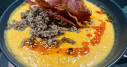 Ķirbja biezzupa ar malto gaļu un čili eļļu. Ķirbja biezzupa ar malto gaļu un čili eļļu.