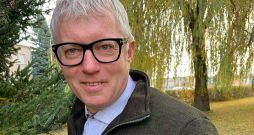 Raimonds Bērmanis: "Šobrīd aicinām reģistrēt un pieteikt konkursam kokus, kas ārpus meža zemēm ir iestādīti jau kopš 2020. gada 20. maija. Atsaucība vērojama ir." Raimonds Bērmanis: "Šobrīd aicinām reģistrēt un pieteikt konkursam kokus, kas ārpus meža zemēm ir iestādīti jau kopš 2020. gada 20. maija. Atsaucība vērojama ir."