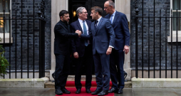 Lielbritānijas premjerministrs Kīrs Stārmers Londonā rīkoja Zelenska tikšanos ar Francijas prezidentu Emanuelu Makronu un Vācijas kancleru Frīdrihu Mercu. Līderu sarunas turpinājās nedaudz ilgāk nekā stundu.