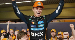 2025. gada F-1 čempions Lando Noriss uz "McLaren" komandas darbinieku pleciem. Noriss pirmo reizi kļuva par autosporta prestižāko sacensību uzvarētāju, no troņa gāžot iepriekšējo četru gadu uzvarētāju Maksu Verstapenu. 2025. gada F-1 čempions Lando Noriss uz "McLaren" komandas darbinieku pleciem. Noriss pirmo reizi kļuva par autosporta prestižāko sacensību uzvarētāju, no troņa gāžot iepriekšējo četru gadu uzvarētāju Maksu Verstapenu.