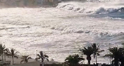 Jūras viļņi triecas pretī Tenerifes krastam. Jūras viļņi triecas pretī Tenerifes krastam.