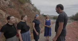 Tradicionālās dziedāšanas grupa "Saucējas" un Portugāles mākslinieks Karlošs Nortons (Carlos Norton).