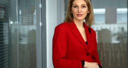 Ilze Stobova: "Cilvēki pamet darbu izglītības jomā ne tāpēc, ka nepatiktu strādāt skolā, bet tāpēc, ka nespēj ieguldīt savu laiku, lai apkalpotu sistēmu ar nemitīgām atskaitēm, papīriem un pārbaudēm."