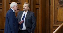 Andrejs Ceļapīters (no labās) Saeimā kopā ar vienu no ZZS frakcijas līderiem Augustu Brigmani. Andrejs Ceļapīters (no labās) Saeimā kopā ar vienu no ZZS frakcijas līderiem Augustu Brigmani.