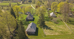 Vēveros izveidota Latvijas Etnogrāfiskā brīvdabas muzeja lauku ekspozīcija. No senajām saimniecībām sešas ir muzeja pārziņā, bet "Lejasvēveri" un "Jaunvēveri" ir mantinieku privātīpašums. Interneta vietnē "visit.cesis.lv" teikts: "Vēveri ir Piebalgai raksturīga zemnieku amatnieku sētu grupa, kuras vēsture datējama, sākot ar 16. gs. vidu. 19. gs. galvenais peļņas avots Vēveros ir aušana, katrā mājā klaudzēja 2–4 stelles. Sākoties "Mērnieku laikiem" (19. gs. 70.–80. gadi), kad piebaldzēni izpērk zemi no muižas, Vēveros ir izveidojušās astoņas saimniecības. Mūsdienās dabā redzams šo astoņu sētu savstarpējais izkārtojums un apbūve. Lai saglabātu vēsturiski veidojušos kultūrainavu ar senatnīgām sētām, ēkām, ceļiem, koku stādījumiem, Vēveros izveidota Latvijas Etnogrāfiskā brīvdabas muzeja lauku ekspozīcija. [..] Vēveru ekspozīcijā aplūkojama ne tikai tradicionālā piebaldzēnu sētu apbūve, bet arī dažādi amatnieku un zemkopju darbarīki, mūsdienu cilvēkam neierasti mājsaimniecības priekšmeti un lietas. Vēveru kalna augstākajā vietā (226 m virs jūras līmeņa) slejas ap 1875. g. Kalna Vēveru saimnieka būvētās vējdzirnavas. No dzirnavu galerijas un augšējā stāva lieliski redzams Vēveru kopskats un Piebalgas tāles. Vēveros piedāvā meistarklasi maizes cepšanā īstā maizes krāsnī."