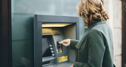 Bankām bija dots gads, lai, apspriežoties ar vietējām pašvaldībām, nodrošinātu iedzīvotājiem labāku pakalpojumu pieejamību. Tomēr, tuvojoties gadumijai, nav pārliecības, ka izmaiņas līdzšinējā kārtībā būs vairāk nekā kosmētiskas. Bankām bija dots gads, lai, apspriežoties ar vietējām pašvaldībām, nodrošinātu iedzīvotājiem labāku pakalpojumu pieejamību. Tomēr, tuvojoties gadumijai, nav pārliecības, ka izmaiņas līdzšinējā kārtībā būs vairāk nekā kosmētiskas.