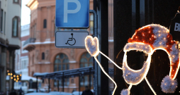 Latvijā no visiem iedzīvotājiem 12% cilvēku ir noteikta invaliditāte. Nosacījumi, pēc kādiem personām nosaka invaliditāti, Eiropas Savienības dalībvalstīs ļoti atšķiroties. Latvijā no visiem iedzīvotājiem 12% cilvēku ir noteikta invaliditāte. Nosacījumi, pēc kādiem personām nosaka invaliditāti, Eiropas Savienības dalībvalstīs ļoti atšķiroties.