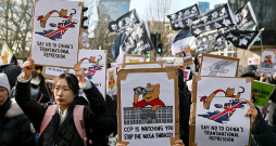 Protesta akcija pie bijušās karaliskās naudas kaltuves Londonā, kur Ķīna plāno atvērt jauno vēstniecību. Protesta akcija pie bijušās karaliskās naudas kaltuves Londonā, kur Ķīna plāno atvērt jauno vēstniecību.