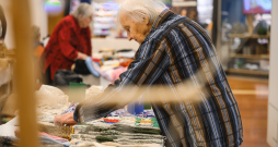 Atklāts Ziemassvētku labdarības tirdziņš. Atklāts Ziemassvētku labdarības tirdziņš.
