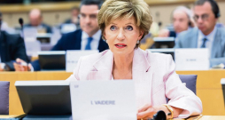 Inese Vaidere pārliecina kolēģus Starptautiskās tirdzniecības komitejas sēdē par to, ka Krievijas gāzes importu nepieciešamas aizliegt bez kavēšanās.