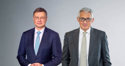 Eiropas Komisijas izpildviceprezidents Valdis Dombrovskis (no kreisās) un Eiropas Centrālās bankas izpilddirekcijas loceklis Pjēro Čipollone: "Pašlaik mūsu maksājumu vidē dominē ārpus Eiropas esošo valstu pakalpojumu sniedzēji. Mums jārīkojas, lai samazinātu ārējo atkarību, kas varētu ierobežot mūsu brīvību īstenot politiku saskaņā ar mūsu vērtībām un interesēm."