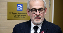 EP Transporta un tūrisma komitejas ziņotājs Roberts Zīle. EP Transporta un tūrisma komitejas ziņotājs Roberts Zīle.