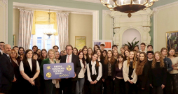 Francijas vēstnieks Latvijā Manuels Lafons Rapnuijs, EP biroja Latvijā vadītāja Anne Mete Vestergārda (centrā aiz planšetes) un EP Vēstnieku skolu dalībnieki kopīgi ar citiem Francijas vēstniecības Latvijā darbiniekiem mācījās diplomātiju un izzināja, kā top ES politika. Francijas vēstnieks Latvijā Manuels Lafons Rapnuijs, EP biroja Latvijā vadītāja Anne Mete Vestergārda (centrā aiz planšetes) un EP Vēstnieku skolu dalībnieki kopīgi ar citiem Francijas vēstniecības Latvijā darbiniekiem mācījās diplomātiju un izzināja, kā top ES politika.