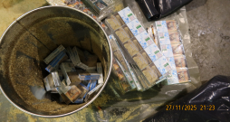 Spaiņos sabērtas zāģskaidas, bet zem tām — dažādu marku cigaretes.