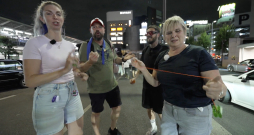 "Četri uz koferiem" Japānā.