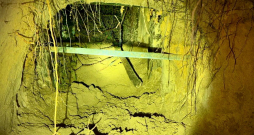 Polijas robežsargi atklājuši tuneli zem žoga uz robežas ar Baltkrieviju. Polijas robežsargi atklājuši tuneli zem žoga uz robežas ar Baltkrieviju.