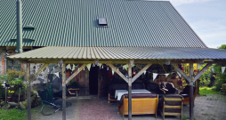 Mednieku māja ierīkota vecā stallī. Mednieku māja ierīkota vecā stallī.