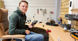 Servisa galvenais meistars Einārs Dreimanis pie sava darba galda. Servisa galvenais meistars Einārs Dreimanis pie sava darba galda.