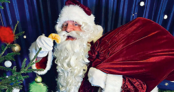 Ziemassvētku laikā Jānis dodas palīgā Ziemassvētku vecītim, un viņam ļoti garšo tikko cepti pīrādziņi!