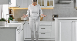 Menopauzes sākumā bieži novērojams svara pieaugums. Tauki vairs neuzkrājas sēžas un gūžu rajonā, bet uz vēdera priekšējās sienas. Menopauzes sākumā bieži novērojams svara pieaugums. Tauki vairs neuzkrājas sēžas un gūžu rajonā, bet uz vēdera priekšējās sienas.