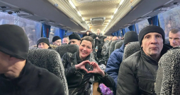 Baltkrievija atbrīvo 123 politieslodzītos, tostarp opozīcijas protestu līderus Koļesņikovu un Bjaļacki. Baltkrievija atbrīvo 123 politieslodzītos, tostarp opozīcijas protestu līderus Koļesņikovu un Bjaļacki.