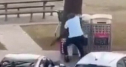 Vīrietis drosmīgi atbruņo teroristu. Vīrietis drosmīgi atbruņo teroristu.