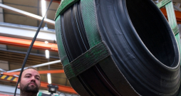 Lidmašīnu riepu ražotne. Ilustratīvs attēls. Lidmašīnu riepu ražotne. Ilustratīvs attēls.