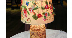 Izšūts lampas kupols. Izšūts lampas kupols.