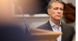 Apsūdzētais VAS "Latvijas dzelzceļš" bijušais valdes priekšsēdētājs Uģis Magonis Rīgas apgabaltiesas sēdē, kurā turpina skatīt pret viņu un Igaunijas uzņēmēju Oļegu Osinovsku krimināllietu saistībā ar kukuļdošanu. Apsūdzētais VAS "Latvijas dzelzceļš" bijušais valdes priekšsēdētājs Uģis Magonis Rīgas apgabaltiesas sēdē, kurā turpina skatīt pret viņu un Igaunijas uzņēmēju Oļegu Osinovsku krimināllietu saistībā ar kukuļdošanu.